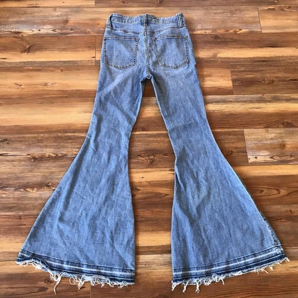 We The Free High Rise Flared Jeans Womens Size 27 Inch Waist - Picture 2 of 5